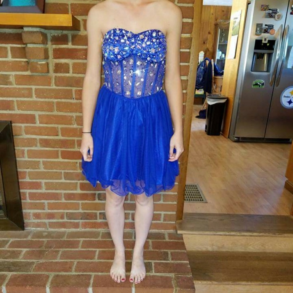 Adorable prom/homecoming dress